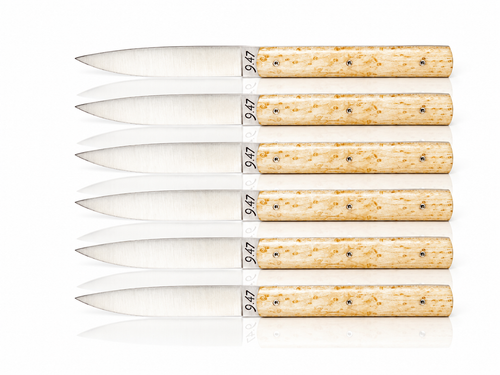 Coffret de 6 couteaux de table 9.47 en érable moucheté avec lame en acier inoxydable Sandvik 12C27M fabriqués artisanalement à Thiers en France, by marcin
