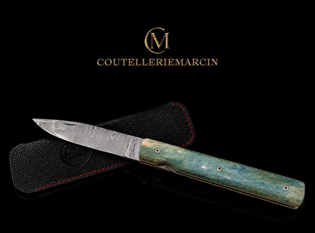 Le Français couteau pliant artisanal avec lame en acier Damas inox Twist et manche en os de chameau fabriqué à Thiers disponible en coutellerie à Liège